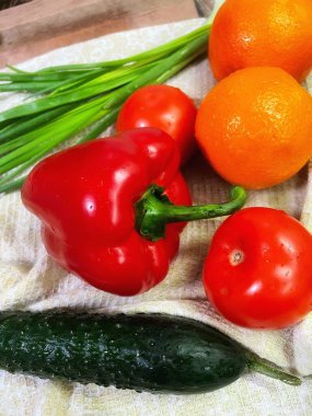 Parlak ve renkli sebzeler ve meyveler, vitaminler, portakal, kırmızı, yeşil, biber, domates, domates, soğan, salatalık, salatalık, portakal, yemek, mutfak, aşçılık, lezzet, aşk hayatı..