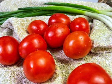 Domates, domates, yeşil soğan, mutfak havlusu, masa, sebze, vitamin, yemek, lezzetli, organik, vegan, yemek, yeşil, kırmızı, hayatı seviyorum, su damlası 