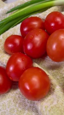 Domates, domates, yeşil soğan, mutfak havlusu, masa, sebze, vitamin, yemek, lezzetli, organik, vegan, yemek, yeşil, aşk, su damlası.