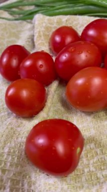 Domates, domates, yeşil soğan, mutfak havlusu, masa, sebze, vitamin, yemek, lezzetli, organik, vegan, yemek, yeşil, aşk, su damlası.
