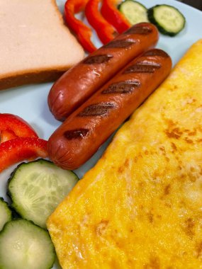 Basit, hafif ve sağlıklı kahvaltı, öğle yemeği, yemek, yemek, sosis, omlet, yumurta, yumurta, tost ekmeği, kraker, biber, salatalık, salatalık, salatalık, tabak, masa, mutfak, aşçı, aşk, hayat, vitamin, sağlık, uzun yaşam, yararlı.