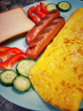 Basit, hafif ve sağlıklı kahvaltı, öğle yemeği, yemek, yemek, sosis, omlet, yumurta, yumurta, tost ekmeği, kraker, biber, salatalık, salatalık, salatalık, tabak, masa, mutfak, aşçı, aşk, hayat, vitamin, sağlık, uzun yaşam, yararlı.