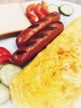 Basit, hafif ve sağlıklı kahvaltı, öğle yemeği, yemek, yemek, sosis, omlet, yumurta, yumurta, tost ekmeği, kraker, biber, salatalık, salatalık, salatalık, tabak, masa, mutfak, aşçı, aşk, hayat, vitamin, sağlık, uzun yaşam, yararlı.