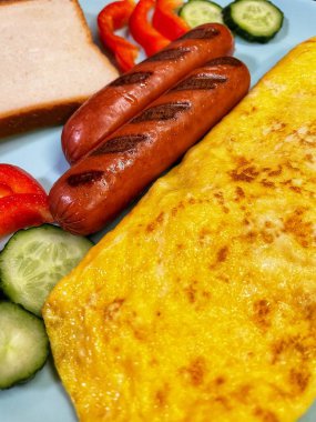 Basit, hafif ve sağlıklı kahvaltı, öğle yemeği, yemek, yemek, sosis, omlet, yumurta, yumurta, tost ekmeği, kraker, biber, salatalık, salatalık, salatalık, tabak, masa, mutfak, aşçı, aşk, hayat, vitamin, sağlık, uzun yaşam, yararlı.
