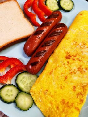 Basit, hafif ve sağlıklı kahvaltı, öğle yemeği, yemek, yemek, sosis, omlet, yumurta, yumurta, tost ekmeği, kraker, biber, salatalık, salatalık, salatalık, tabak, masa, mutfak, aşçı, aşk, hayat, vitamin, sağlık, uzun yaşam, yararlı.