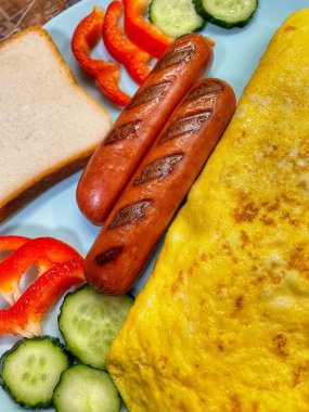 Basit, hafif ve sağlıklı kahvaltı, öğle yemeği, yemek, yemek, sosis, omlet, yumurta, yumurta, tost ekmeği, kraker, biber, salatalık, salatalık, salatalık, tabak, masa, mutfak, aşçı, aşk, hayat, vitamin, sağlık, uzun yaşam, yararlı.