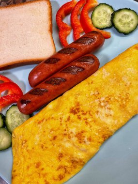 Basit, hafif ve sağlıklı kahvaltı, öğle yemeği, yemek, yemek, sosis, omlet, yumurta, yumurta, tost ekmeği, kraker, biber, salatalık, salatalık, salatalık, tabak, masa, mutfak, aşçı, aşk, hayat, vitamin, sağlık, uzun yaşam, yararlı.