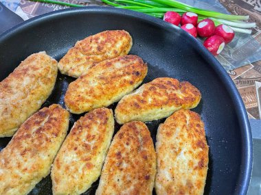 Kızartma tavası, pirzola, et, tavuk, domuz eti, dana eti, dana eti, yağ, kızartma, yağ, yağ, aşçı, mutfak, ev yemeği, yemek, kalori, protein, tuz, lezzetli aşk hayatı.