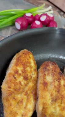 Kızartma tavası, pirzola, et, tavuk, domuz eti, dana eti, dana eti, yağ, kızartma, yağ, yağ, aşçı, mutfak, ev yemeği, yemek, kalori, protein, tuz, lezzetli aşk hayatı.