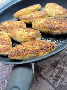 Kızartma tavası, pirzola, et, tavuk, domuz eti, dana eti, dana eti, yağ, kızartma, yağ, yağ, aşçı, mutfak, ev yemeği, yemek, kalori, protein, tuz, lezzetli aşk hayatı.