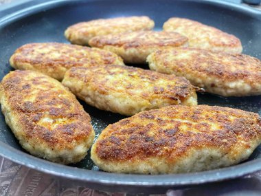 Kızartma tavası, pirzola, et, tavuk, domuz eti, dana eti, dana eti, yağ, kızartma, yağ, yağ, aşçı, mutfak, ev yemeği, yemek, kalori, protein, tuz, lezzetli aşk hayatı.