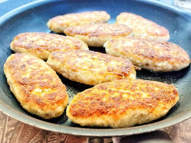 Kızartma tavası, pirzola, et, tavuk, domuz eti, dana eti, dana eti, yağ, kızartma, yağ, yağ, aşçı, mutfak, ev yemeği, yemek, kalori, protein, tuz, lezzetli aşk hayatı.