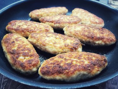 Kızartma tavası, pirzola, et, tavuk, domuz eti, dana eti, dana eti, yağ, kızartma, yağ, yağ, aşçı, mutfak, ev yemeği, yemek, kalori, protein, tuz, lezzetli aşk hayatı.