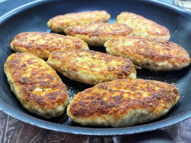 Kızartma tavası, pirzola, et, tavuk, domuz eti, dana eti, dana eti, yağ, kızartma, yağ, yağ, aşçı, mutfak, ev yemeği, yemek, kalori, protein, tuz, lezzetli aşk hayatı.