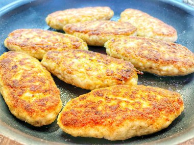 Kızartma tavası, pirzola, et, tavuk, domuz eti, dana eti, dana eti, yağ, kızartma, yağ, yağ, aşçı, mutfak, ev yemeği, yemek, kalori, protein, tuz, lezzetli aşk hayatı.