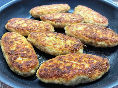 Kızartma tavası, pirzola, et, tavuk, domuz eti, dana eti, dana eti, yağ, kızartma, yağ, yağ, aşçı, mutfak, ev yemeği, yemek, kalori, protein, tuz, lezzetli aşk hayatı.