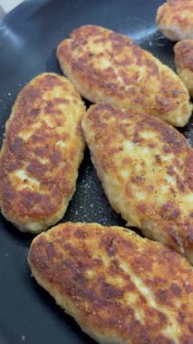 Kızartma tavası, pirzola, et, tavuk, domuz eti, dana eti, dana eti, yağ, kızartma, yağ, yağ, aşçı, mutfak, ev yemeği, yemek, kalori, protein, tuz, lezzetli aşk hayatı.