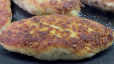 Kızartma tavası, pirzola, et, tavuk, domuz eti, dana eti, dana eti, yağ, kızartma, yağ, yağ, aşçı, mutfak, ev yemeği, yemek, kalori, protein, tuz, lezzetli aşk hayatı.