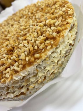 Sade ve lezzetli ev yapımı waffle kek. Yoğunlaştırılmış süt ve fındık, şeker, tatlı, yemek, tabak, mutfak, aşk hayatı, retro, anne olmak..