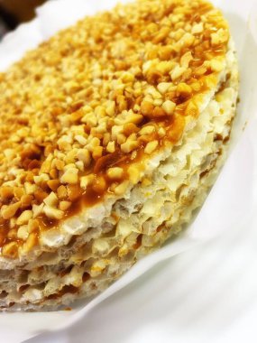 Sade ve lezzetli ev yapımı waffle kek. Yoğunlaştırılmış süt ve fındık, şeker, tatlı, yemek, tabak, mutfak, aşk hayatı, retro, anne olmak..