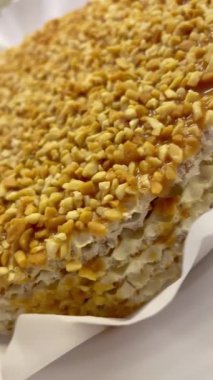 Sade ve lezzetli ev yapımı waffle kek. Yoğunlaştırılmış süt ve fındık, şeker, tatlı, yemek, tabak, mutfak, aşk hayatı, retro, anne olmak..