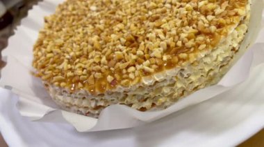 Sade ve lezzetli ev yapımı waffle kek. Yoğunlaştırılmış süt ve fındık, şeker, tatlı, yemek, tabak, mutfak, aşk hayatı, retro, anne olmak..