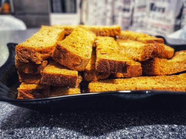 Kurutulmuş tahıl, çavdar, buğday, tahıllı ekmek, kraker, yiyecek, un, masa, tabak, mutfak, Ukrayna, Ukrayna, lezzetli, yenilebilir, aşk, yaşam, açlık, açlık.