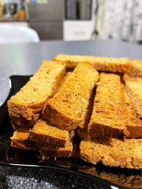 Kurutulmuş tahıl, çavdar, buğday, tahıllı ekmek, kraker, yiyecek, un, masa, tabak, mutfak, Ukrayna, Ukrayna, lezzetli, yenilebilir, aşk, yaşam, açlık, açlık.