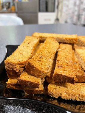 Kurutulmuş tahıl, çavdar, buğday, tahıllı ekmek, kraker, yiyecek, un, masa, tabak, mutfak, Ukrayna, Ukrayna, lezzetli, yenilebilir, aşk, yaşam, açlık, açlık.