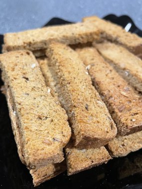 Kurutulmuş tahıl, çavdar, buğday, tahıllı ekmek, kraker, yiyecek, un, masa, tabak, mutfak, Ukrayna, Ukrayna, lezzetli, yenilebilir, aşk, yaşam, açlık, açlık.