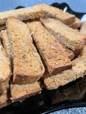 Kurutulmuş tahıl, çavdar, buğday, tahıllı ekmek, kraker, yiyecek, un, masa, tabak, mutfak, Ukrayna, Ukrayna, lezzetli, yenilebilir, aşk, yaşam, açlık, açlık.