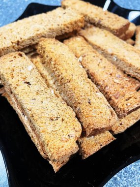 Kurutulmuş tahıl, çavdar, buğday, tahıllı ekmek, kraker, yiyecek, un, masa, tabak, mutfak, Ukrayna, Ukrayna, lezzetli, yenilebilir, aşk, yaşam, açlık, açlık.