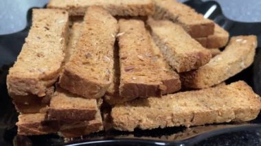 Kurutulmuş tahıl, çavdar, buğday, tahıllı ekmek, kraker, yiyecek, un, masa, tabak, mutfak, Ukrayna, Ukrayna, lezzetli, yenilebilir, aşk, yaşam, açlık, açlık.