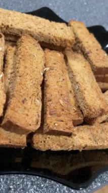 Kurutulmuş tahıl, çavdar, buğday, tahıllı ekmek, kraker, yiyecek, un, masa, tabak, mutfak, Ukrayna, Ukrayna, lezzetli, yenilebilir, aşk, yaşam, açlık, açlık.