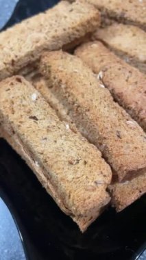 Kurutulmuş tahıl, çavdar, buğday, tahıllı ekmek, kraker, yiyecek, un, masa, tabak, mutfak, Ukrayna, Ukrayna, lezzetli, yenilebilir, aşk, yaşam, açlık, açlık.