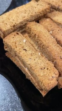 Kurutulmuş tahıl, çavdar, buğday, tahıllı ekmek, kraker, yiyecek, un, masa, tabak, mutfak, Ukrayna, Ukrayna, lezzetli, yenilebilir, aşk, yaşam, açlık, açlık.