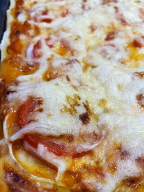 Ev yapımı turta, pizza, pasta, fırın, peynir, hamur, domates, sos, soğan, fırın örtüsü, mutfak, masa, yemek, lezzetli, besleyici, un, aşk hayatı..