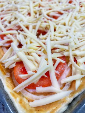 Ev yapımı turta, pizza, pasta, fırın, peynir, hamur, domates, sos, soğan, fırın örtüsü, mutfak, masa, yemek, lezzetli, besleyici, un, aşk hayatı..