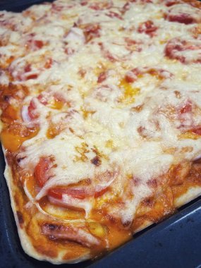 Ev yapımı turta, pizza, pasta, fırın, peynir, hamur, domates, sos, soğan, fırın örtüsü, mutfak, masa, yemek, lezzetli, besleyici, un, aşk hayatı..