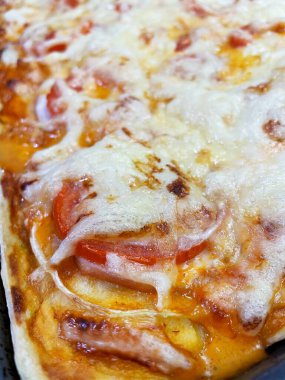 Ev yapımı turta, pizza, pasta, fırın, peynir, hamur, domates, sos, soğan, fırın örtüsü, mutfak, masa, yemek, lezzetli, besleyici, un, aşk hayatı..