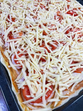 Ev yapımı turta, pizza, pasta, fırın, peynir, hamur, domates, sos, soğan, fırın örtüsü, mutfak, masa, yemek, lezzetli, besleyici, un, aşk hayatı..
