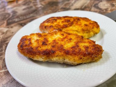 Kızarmış et pirzolası beyaz tabakta, mutfak, masa, yemek, tavuk, domuz eti, dana eti, et, kızarmış, kızartma, yemek, yemek, aşk, yağ, yağ