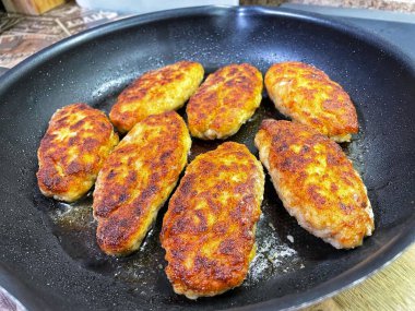 Kızartma tavası, pirzola, et, tavuk, domuz eti, dana eti, dana eti, yağ, kızartma, yağ, yağ, aşçı, mutfak, ev yemeği, yemek, kalori, protein, tuz, lezzetli aşk hayatı.