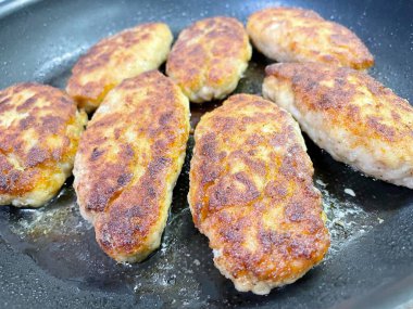 Kızartma tavası, pirzola, et, tavuk, domuz eti, dana eti, dana eti, yağ, kızartma, yağ, yağ, aşçı, mutfak, ev yemeği, yemek, kalori, protein, tuz, lezzetli aşk hayatı.