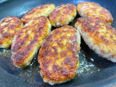 Kızartma tavası, pirzola, et, tavuk, domuz eti, dana eti, dana eti, yağ, kızartma, yağ, yağ, aşçı, mutfak, ev yemeği, yemek, kalori, protein, tuz, lezzetli aşk hayatı.