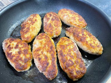 Kızartma tavası, pirzola, et, tavuk, domuz eti, dana eti, dana eti, yağ, kızartma, yağ, yağ, aşçı, mutfak, ev yemeği, yemek, kalori, protein, tuz, lezzetli aşk hayatı.