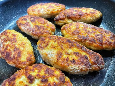 Kızartma tavası, pirzola, et, tavuk, domuz eti, dana eti, dana eti, yağ, kızartma, yağ, yağ, aşçı, mutfak, ev yemeği, yemek, kalori, protein, tuz, lezzetli aşk hayatı.