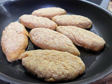 Kızartma tavası, pirzola, et, tavuk, domuz eti, dana eti, dana eti, yağ, kızartma, yağ, yağ, aşçı, mutfak, ev yemeği, yemek, kalori, protein, tuz, lezzetli aşk hayatı.