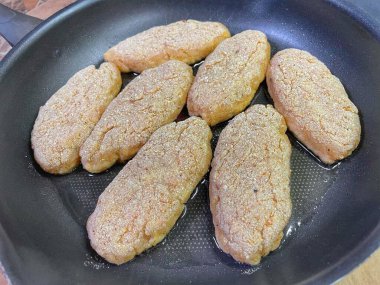 Kızartma tavası, pirzola, et, tavuk, domuz eti, dana eti, dana eti, yağ, kızartma, yağ, yağ, aşçı, mutfak, ev yemeği, yemek, kalori, protein, tuz, lezzetli aşk hayatı.