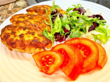 Kızarmış et pirzolası beyaz tabakta, domates, yeşillik, marul, salata, kahvaltı, öğle yemeği, protein, kalori, mutfak, yemek, tavuk, domuz eti, dana eti, et, kızartma, yemek, aşk, yaşam, yeşil, kırmızı